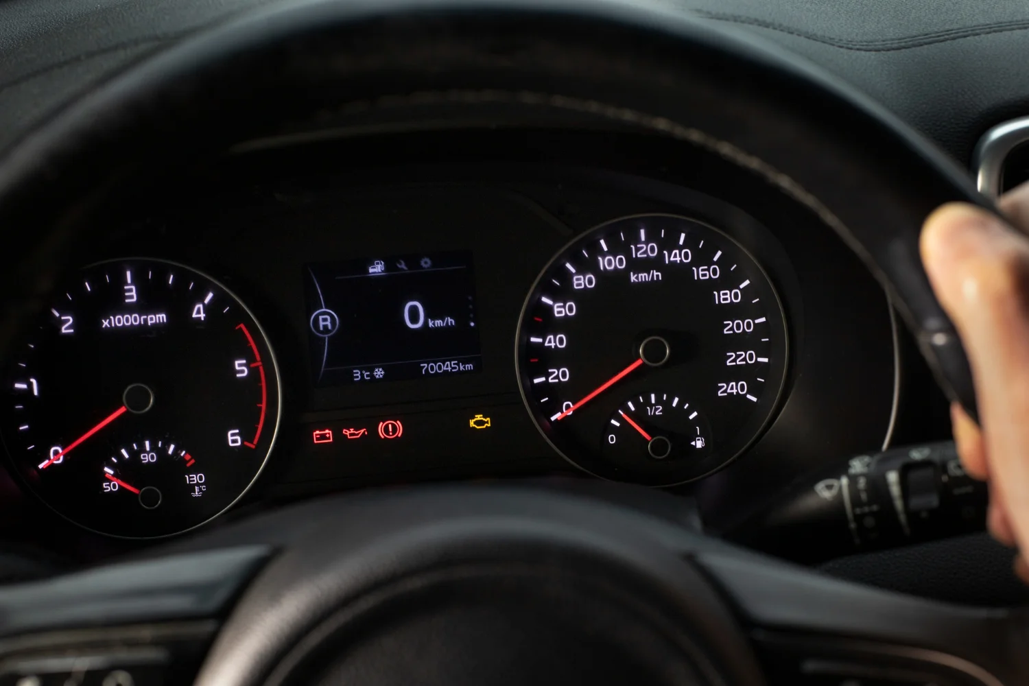 Tablero e instrumentos del auto en revisión
